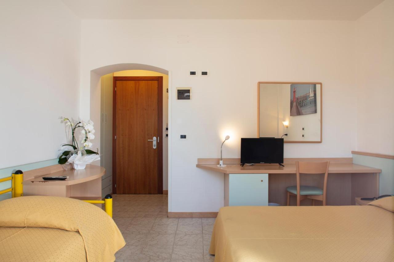 Hotel Pelikan Lignano Sabbiadoro Exterior photo