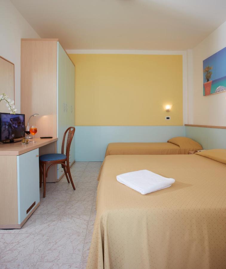 Hotel Pelikan Lignano Sabbiadoro Exterior photo